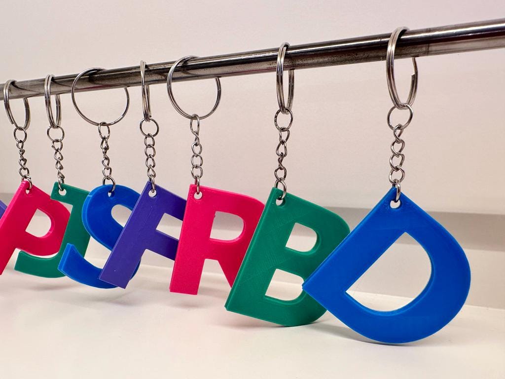 Gepersonaliseerde letter (Sleutel) hanger - Op maat gemaakt met jouw letter - Leuk als cadeau of traktatie op school 4