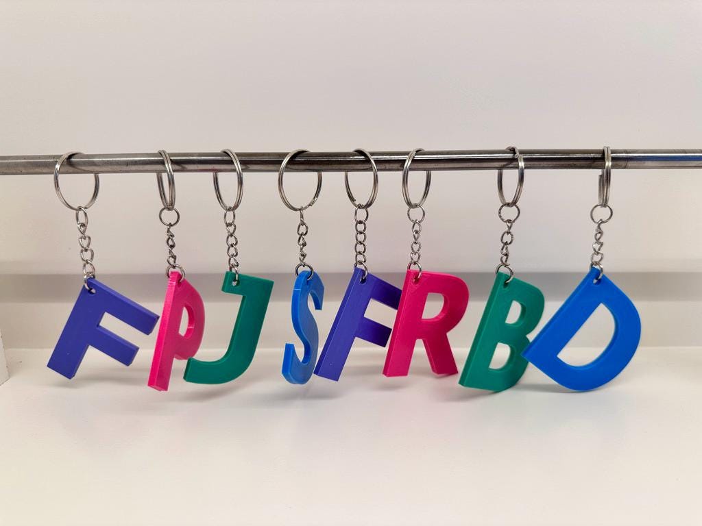 Gepersonaliseerde letter (Sleutel) hanger - Op maat gemaakt met jouw letter - Leuk als cadeau of traktatie op school 5